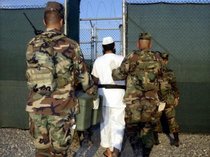 Prisoners and security personnel in Guantánamo (photo: dpa)