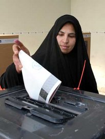 Iraqi woman at the ballot box 15 October 2005 (photo: AP)