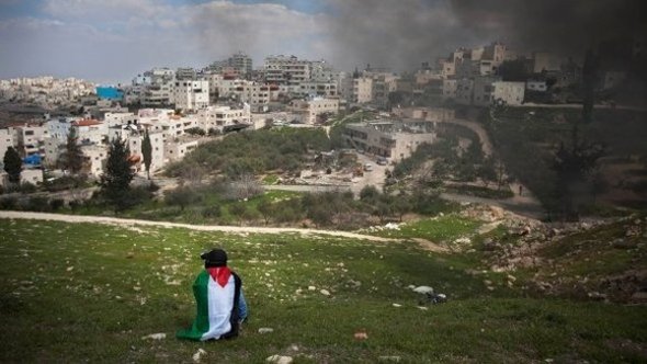 فلسطيني يحيي ذكرى يوم الارض