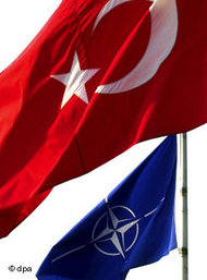 Turkish and NATO flags (photo: dpa)