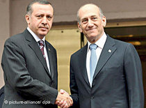 Turkish Prime Minister Erdogan with the Israeli Premier Olmert (photo: dpa)