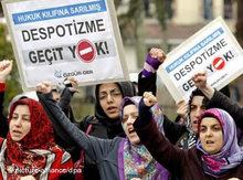 Demonstrators protest against the ban of the AKP (photo: dpa)