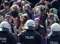 Police and demonstrators in Cologne (photo: AP)