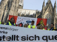 Protestors in front of Cologne's cathedral (photo: AP)
