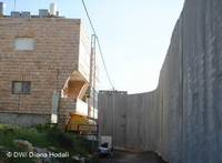 The Wall right next to a family home in Bethlehem (photo: DW)