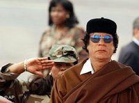 Libyan leader Gadhafi in front of a saluting soldier (Photo: AP)