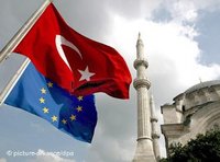 Turkish and EU flag, in the background an Istanbul mosque (photo: dpa)