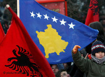 Kosovans celebrate Independence Day, waving the Albanian and the new Kosovo flag (photo: dpa)