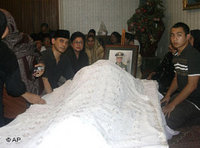 Suhartos family gathers around his corpse (photo: AP)