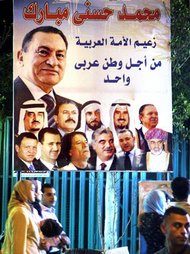 Hosni Mubarak on an election campaing poster in Cairo (photo: AP)