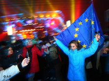 A Romanian girl poses with a European Union flag during New Year celebrations for Romania's accesion in the EU in Bucharest, Romania, 1 January 2007 (photo: AP)