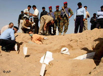 Forensic experts dig out bodies near Najaf (photo: AP)