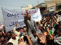 Residents of Sunni Muslim enclave of Azamiyah protest against the building a five kilometer long concrete wal (photo: AP)l 
