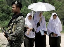 Three Muslim students and a soldier in the Yala province (photo: AP)