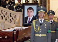 Honor guards stand by the coffin of late Turkmenistan's President Saparmurat Niyazov during his funeral in Ashgabat, 24 December 2006 (photo: AP)