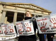 Protest rally against the human rights violations in Darfur, Sudan, in front of the 'Neue Wache' in Berlin, Germany (photo: AP)