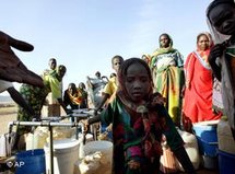 Refugees from Darfur in a camp close to the Chadian city Goz Beida (photo: AP) 