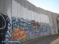 Slogans on the wall in protest against the construction of the barrier (photo: Diana Hodali; DW)