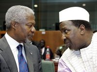 U.N. Secretary-General Kofi Annan talks with African Union President Alpha Oumar Konare (photo: AP)