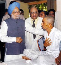 Prime Minister Manmohan Singh comforts a Mumbai train bombing victim (photo: Yale Global)