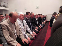 Men praying in a mosque (photo: DW)