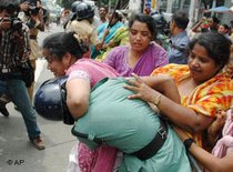 Bangladesh opposition Awami League activists tussle with a policewoman during a nationwide general strike in Dhaka (photo: AP)