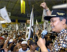 Hidayat Nur Wahid, founder of Indonesian radical Islamic party PKS, addresses a gathering (photo: dpa)