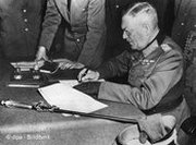 The commander-in-chief of the German army, Wilhelm Keitel, signs the capitulation on May 8, 1945 (photo: DPA)