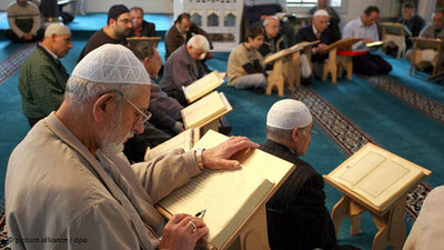 Students reading the Koran at a mosque in Germany (photo: picture-alliance/dpa)