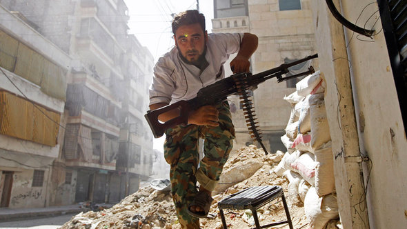 Ein Kämpfer der Rebellen im Zentrum von Aleppo im August 2012, ©Reuters
