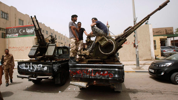 احتجاجات ميليشيات مسلحة أمام وزارة العدل الليبية. Reuters