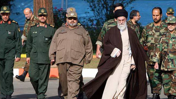 Revolutionsführer Khamenei gemeinsam mit Revolutionsgarden; Foto: ISNA