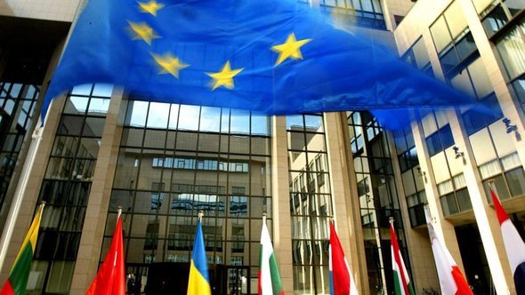 The flags of the EU member states outside the Justus Lipsius Building in Brussels, which houses the European Council (photo: dpa/picture-alliance)