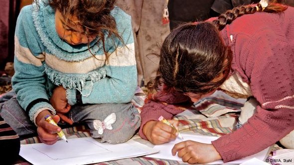 طفلتان سوريتان ترسمان ما عايشتاه في الحرب