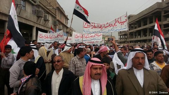  أعداد كبيرة من السُّنة في العراق يخرجون في مظاهرات كل يوم جمعة منذ أربعة أشهر لدفع حكومة المالكي على تنفيذ مطالبهم