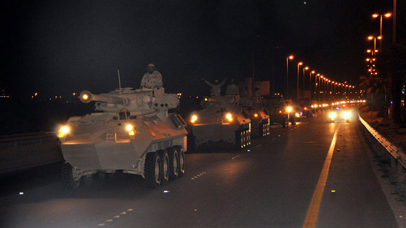 دبابات سعودية تمر بالحدود البحرينية في 14 مارس/ آذار 2011. picture-alliance