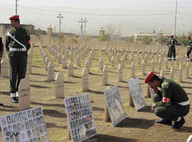 جنود أكراد في مقبرة ضحايا حلبجة. أ ب