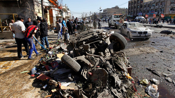 سيارة محطمة بعد تفجير بسيارة مفخخة في بغداد. رويترز