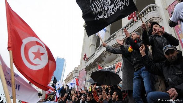 أنصار حركة النهضة في احتجاح على عزم رئيس الوزراء التونسي السابق حمادي الجبالي تشكيل حكومة كفاءات  (16 فبراير/ شباط 2013).