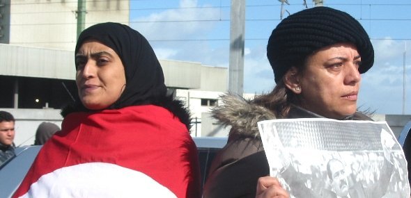 امرأتان تحتجّان ضد التطرف الديني أثناء تشييع جنازة شكري بلعيد. DW 