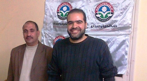أحمد عبد الفتوح (يسار) وأحمد ريدان (يمين) من أعضاء حزب الحرية والعدالة الإسلامي في مصر. قنطرة 2013 