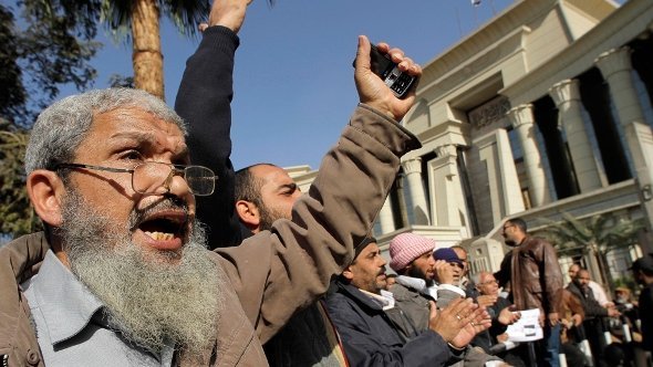 Islamisten demonstrieren zur Unterstützung Mohammed Mursis vor dem Obersten Gerichtshof in Kairo, 20. Dezember 2012; Foto: Amr Nabil/AP/dapd