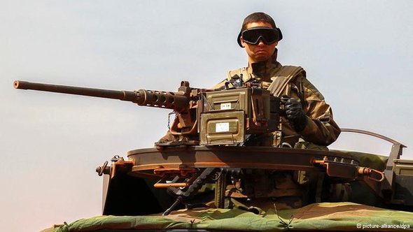 جندي فرنسي على دبابته. د ب أ