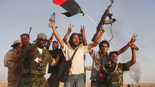  ثوار ليبيا بعد سيطرتهم على منطقة بني وليد. أ ب
