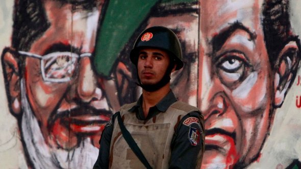 رسم جداريّ في القاهرة يضم مرسي ومبارك معاً. رويترز