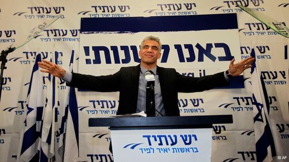 يائير لابيد في تل أبيب بعد تحقيق فوزه في الانتخابات . أ ب