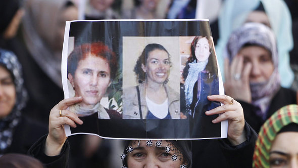 احتجاجات للأكراد في مدينة مرسيليا الفرنسية ضد مقتل ثلاث كرديات في باريس في 10 يناير 2013. إ ب أ