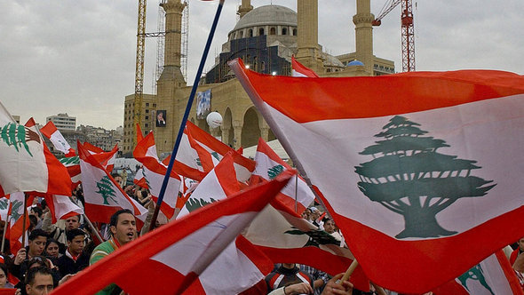 متظاهرون في ساحة الشهداء في بيروت يحتفلون بسقوط الحكومة اللبنانية في عام 2005. إ ب أ