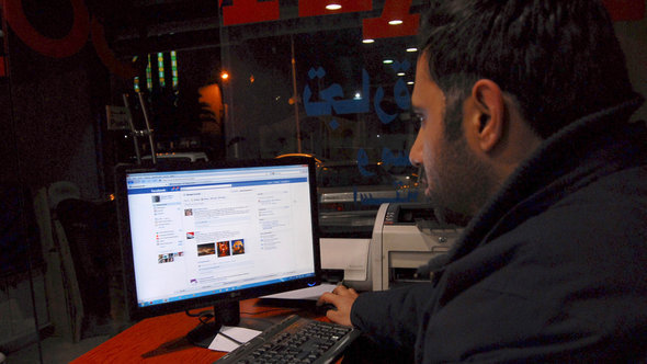 أحد السوريين يستخدم شبكة المعلومات العالمية في أحد مقاهي الإنترنت في  دمشق. أ ب