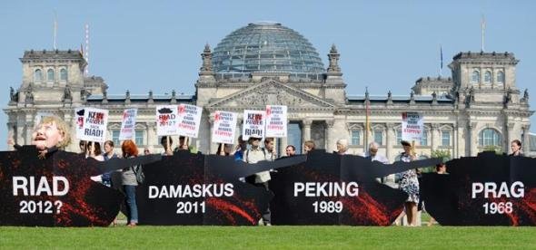 Protest against Germany's tank sale to Saudi Arabia in front of the Bundestag in Berlin (photo: dapd)